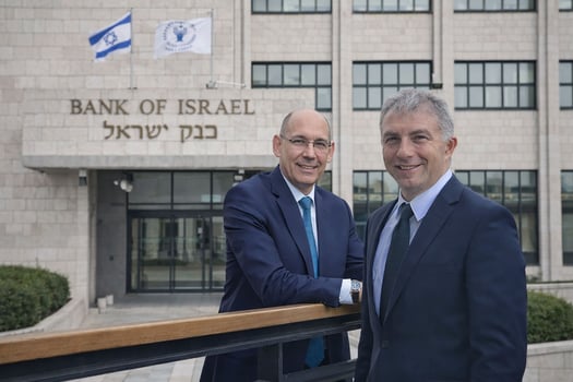 מימין: מר דניאל חחיאשוילי, צילום: דוברות בנק ישראל / נגיד בנק ישראל פרופ׳ אמיר ירון, צילום: ניצן בר / רקע: אילוסטרציה – AI