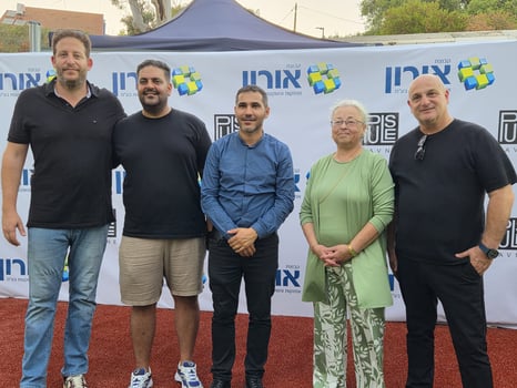 מימין: גל קסטל, מנכ״ל אורון נדלן, עו״ד דיירים אירית ינקוביץ, רועי גבאי, ראש עיריית יבנה, עוז קזבני, נציג הדיירים ומתן שפירא מנהל המינהלת להתחדשות עירונית של עיריית יבנה, קרדיט: אורון נדל״ן