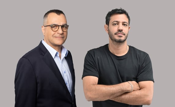 מימין: עו״ד גלעד הלוי, שותף מנהל, איסט אנרג׳י, צילום: יח״צ / אילן צדקוני, מנכ״ל ערבה פאוור, צילום: שי רמוס מדיה