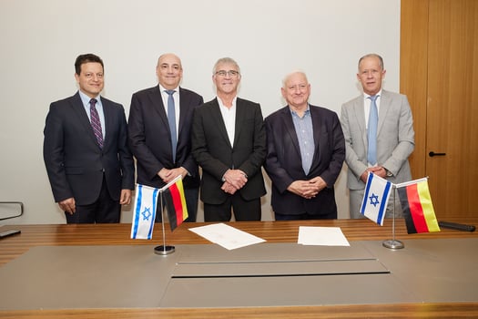 ֿמימין: גילון בק- שותף בכיר בפימי, יאיר סרוסי- יו״ר צים, ישי דוידי- מייסד ומנכ״ל קרן פימי, Rolf Habben Jansen מנכ״ל האפאג לויד, סאמר חאג׳ יחיא. צילום: שוקה כהן
