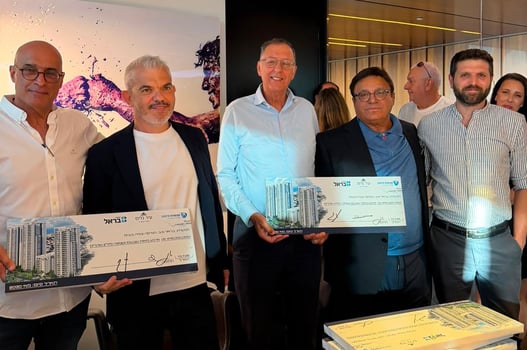 חתימת ההסכם מימין לשמאל: דניאל נמרודי, ז׳ק בר, עופר נמרודי, אלכס מריאש, אריאל בבלי, קרדיט: באדיבות הכשרת הישוב