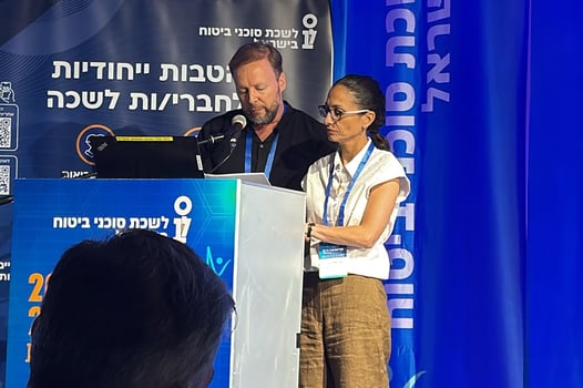 סוב חגי לנצט, ממלא מקום יו״ר ועדת הבריאות בלשכה, וסוב אלינור כבירי, חברת ועדת הבריאות. צילום: לשכת סוכני הביטוח