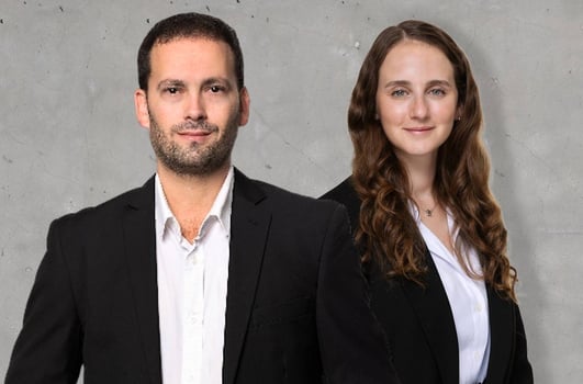 מימין: עורכת הדין הגר פלג קליין, עורך הדין אמיר דרמר, צילום: אייל טואג