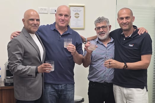 מימין: גיא קפלן, לידו עו״ד דני חי, באמצע הגבוה שי דוידסון, משמאל מושיק בן פורת, צילום: באדיבות סוכנות חושן
