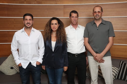 עסקת הוט, מימין לשמאל: נבות בר, מנכ״ל קיסטון, יורם אייל, מנכ״ל דלק ישראל, טל גרנות, מנכ״לית קבוצת HOT, ויקטור וקרט, מנכ״ל לאומי פרטנרס, צילום: דרור סיתהכל)