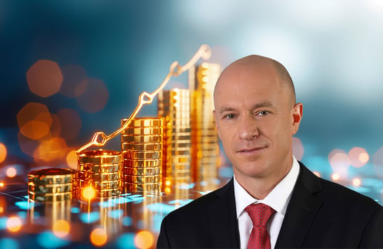 יורם נוה, מנכ״ל כלל ביטוח ופיננסים, צילום: סיון פרג׳ / תמונת רקע: Dreamstime