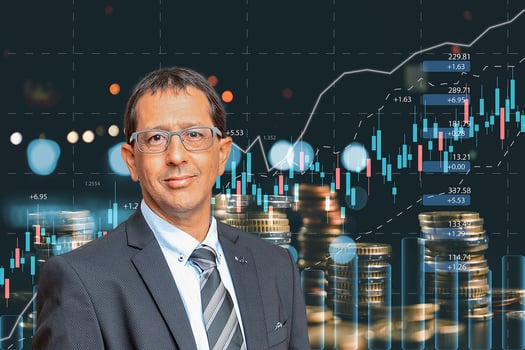 ניר כהן, מנכ״ל הראל השקעות והראל ביטוח ופיננסים, צילום: טל שחר / תמונת רקע: Dreamstime
