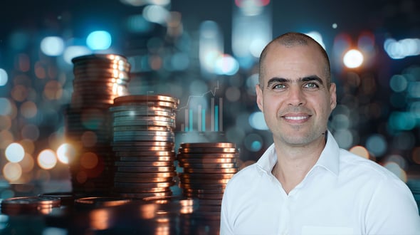 מיכאל קלמן, מנכ״ל מנורה מבטחים ביטוח, צילום: נטי לוי / תמונת רקע: Dreamstime