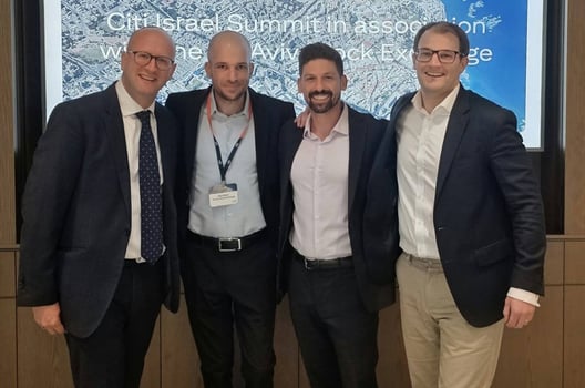 מימין לשמאל: דן יאקופטי, מנהל תחום שווקי הון מניות, סיטי אירופה. תום אלחדיף, מנהל יחידת פיתוח שווקים בבורסה, רון קליין, סמנכ״ל המחלקה הכלכלית בבורסה ודיויד ברוקס, מנהל בנקאות השקעות סיטי ישראל. קרדיט: הבורסה לניירות ערך