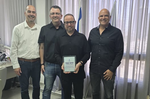 מימין לשמאל: מושיק בן פורת נשיא הלשכה; מיקי קופל בעלים קופל גרופ; אבי שבי, ממלא מקום נשיא הלשכה; יניב מאיר, עו״ד , מנכל הלשכה, צילום: לשכת סוכני הביטוח