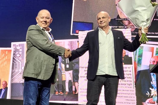 ישראל דוד, יו״ר איגוד המהנדסים ויגאל גוברין, היו״ר היוצא בועידה ה 17 של איגוד המהנדסים לבניה ולתשתיות, צילום: דניאל אייזנברג