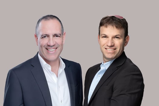 מימין: איציק מרמלשטיין, מנכ״ל אשטרום אנרגיה מתחדשת, צילום: רמי זרנגר / שמוליק ארבל, משנה למנכ״ל הממונה על החטיבה העסקית בבנק הפועלים, צילום: ענבל מרמרי