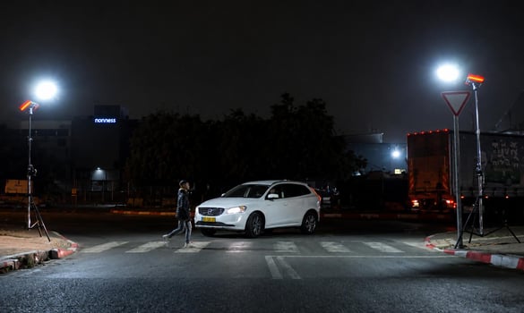 מערכת תאורה ואיתות המופעלת אקטיבית ואלחוטית עם זיהוי הגעת הולך רגל למעבר חציה, צילום:  חברת Safecross