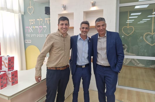 מימין לשמאל: משה לארי, מנכ״ל מזרחי טפחות, אביחי שטרן, ראש עיריית ק״ש ורפאל סלם, סגן ראש עיריית ק״ש, קרדיט צילום: מזרחי טפחות 