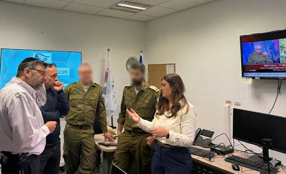 מימין: מנכ״לית שירות התעסוקה עינבל משש, נציגי יקל״מ, זהר בן דוד מנהל אגף בכיר בטחון מידע וסייבר, סמנכ״ל השמה ומעסיקים משה יפרח. קרדיט: דוברות שירות התעסוקה