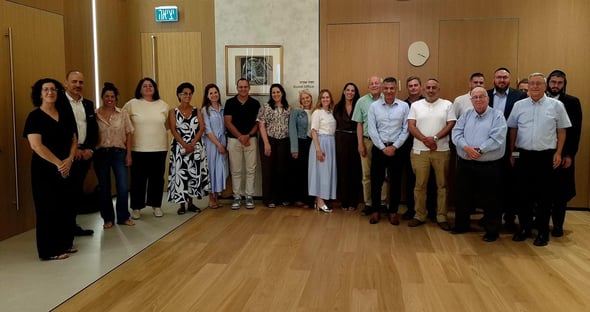 יו״ר הבנק מר אבי זלדמן, מנכ״ל הבנק מר משה לארי, סמנכ״לית ומנהלת חטיבת הון אנושי ומשאבים מיטל הרוש, צוות קשרי קהילה של הבנק ונציגי העמותות הזוכות. קרדיט צילום: מזרחי טפחות