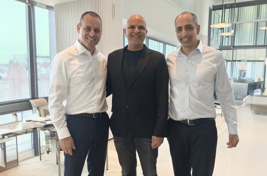 מימין: משנה למנכ״ל הפניקס, מוטי מור, נשיא לשכת סוכני הביטוח, סו״ב מושיק בן פורת ומנכ״ל הפניקס, אייל בן סימון. צילום: יח״צ