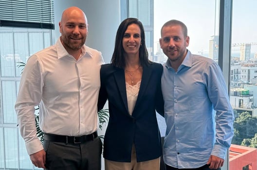 מימין לשמאל: ניר ארקין, מנכ״ל ארקין קפיטל; ליאת חזות, מנכ״לית פועלים אקוויטי; תומר כץ, מייסד ומנכ״ל רכס נדל״ן, צילום: יח״צ