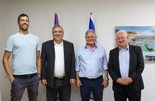 מימין לשמאל: יאיר סרוסי, סגן יו״ר דירקטוריון אנלייט, חיים אביטן, יו״ר תש״א, עוזי לוין, מנכ״ל תש״א ועידן חסון, מנכ״ל אנלייט לוקאל. צילום: נועם סיידא