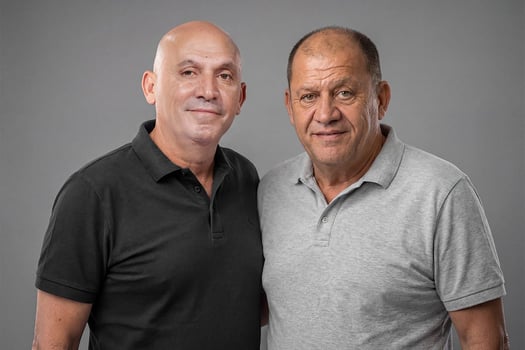 מימין לשמאל: שאול נעמן ושלום נעמן מנכ״לים ובעלים של רשת מחסני השוק ומבעלי משכן ובניין, קרדיט צילום: מחסני השוק חטיבת הפרסום// M&AB