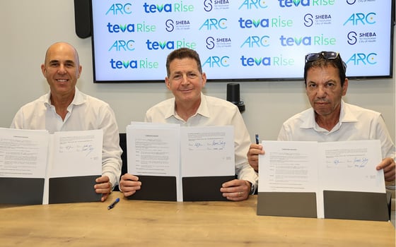 משמאל לימין: יוסי אופק, מנכ״ל טבע ישראל ואשכול מדינות אוקראינה, אפריקה ומזרח תיכון, פרופ׳ איל צימליכמן, סמנכ״ל חדשנות, בינה מלאכותית ומנהל ARC במרכז הרפואי שיבא, מרק סבג, חבר ההנהלה הגלובלית ומנכ״ל השווקים הבינלאומיים בטבע, קרדיט: יחידת הצילום שיבא