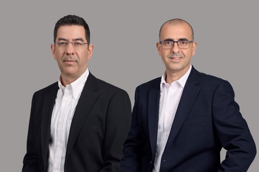 מימין: שמוליק בר חן, מנכ״ל מימון ישיר משכנתאות, וערן גולן, מנכ״ל חברת מימון ישיר, צילומים: עופר חג׳יוב