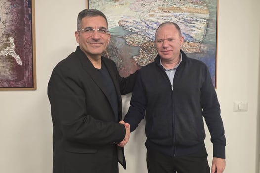 מימין לשמאל: ברק בנסקי, משנה למנכ״ל כלל ביטוח ומנהל חטיבת ההשקעות ויעקב אטרקצ׳י, מנכ״ל ובעלים של אאורה, צילום: אאורה