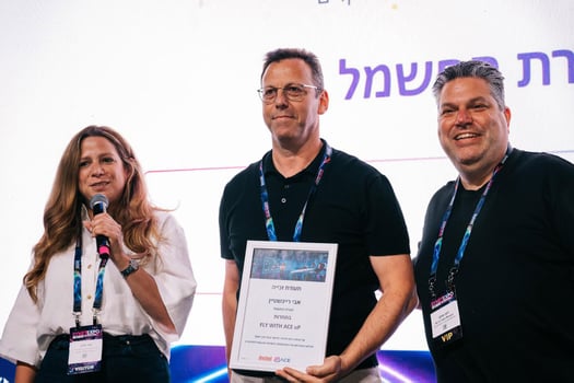 מימין לשמאל: ירון יצחקי- בינת תקשורת, אבי רינשטיין, מור חלוץ- סמנכ״לית שירות בחברת החשמל, צילום: מתן פורטנוי