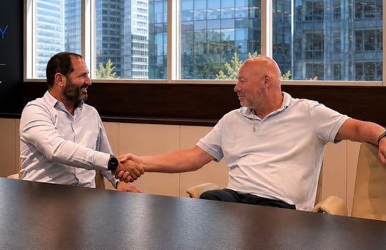 דניאל ספיר מימין, עם יאיר הירש מנכ״ל קרן אלומה, קרדיט: קרן אלומה