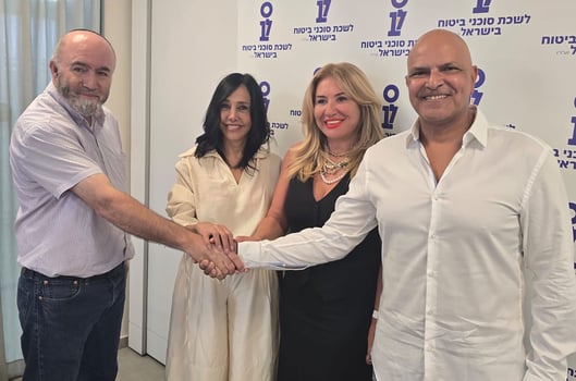 מימין לשמאל: סו״ב מושיק בן פורת, סו״ב רחל כבודי, סו״ב נחמה גולדווסר ורואבן טיטואני, צילום: לשכת סוכני הביטוח