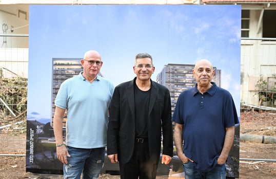 מימין לשמאל: אמנון סעד, ראש עיריית יהוד-מונוסון, יעקב אטרקצ׳י, מנכ״ל ובעלים של חברת אאורה ישראל ויובב גוניקמן משנה לראש עיריית יהוד-מונוסון, קרדיט צילום: מגמה הפקות