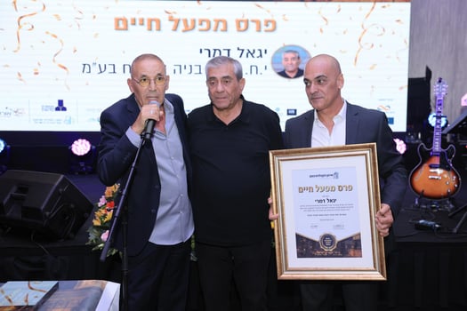 מימין: אלעד דדון, מנכ״ל ארגון הקבלנים, יגאל דמרי מנכ״ל ובעלים י.ח דמרי ואלי אביסרור יו״ר ארגון הקבלנים בנגב וממלא מקום נשיא התאחדות בוני הארץ, קרדיט: events