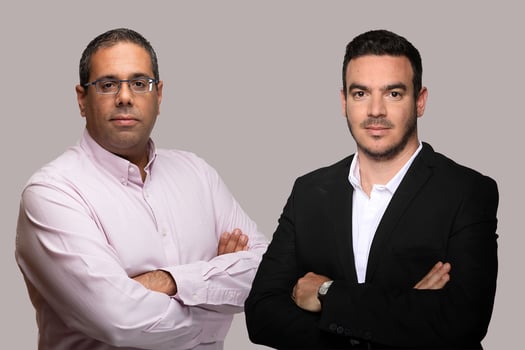 מימין: יוסי חזן סמנכ״ל התחדשות עירונית קרדן נדל״ן, צילום: רפאל מזרחי / עמוס דאבוש מנכ״ל קרדן נדל״ן, קרדיט: באדיבות החברה