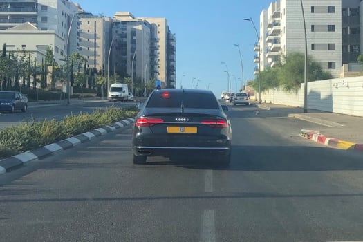 רכב ראש הממשלה חליפי נוסע בסגר