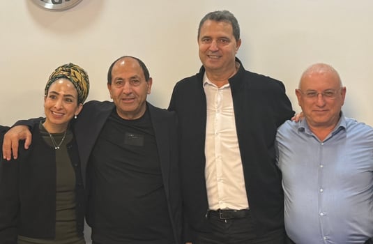 בתמונה למעלה מימין: שמעון מירון, מנכ״ל הכשרה ביטוח אלי אלעזרא, יו״ר הכשרה ביטוח רמי לוי, יו״ר רמי לוי שיווק השקמה יפית אטיאס, מנכ״לית רמי לוי שיווק השקמה  צילום:דוברות הכשרה ביטוח