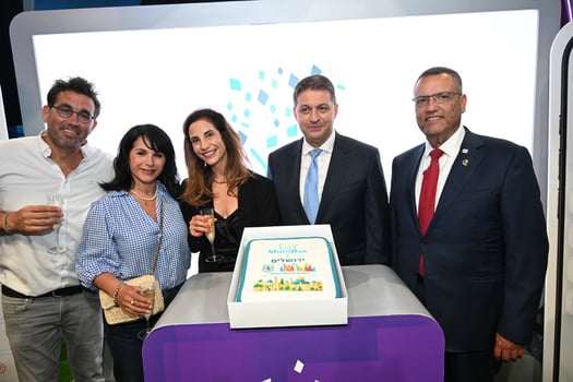 מימין: ראש עיריית ירושלים משה ליאון, יו״ר מרכז השלטון המקומי חיים ביבס, מנכ״לית מרכז השלטון המקומי לירון דורון לוי, השחקנית רותם אבוהב, מנכ״ל חברת פייבוקס  אריק פרישמן, קרדיט: ועידת MUNIEXPO